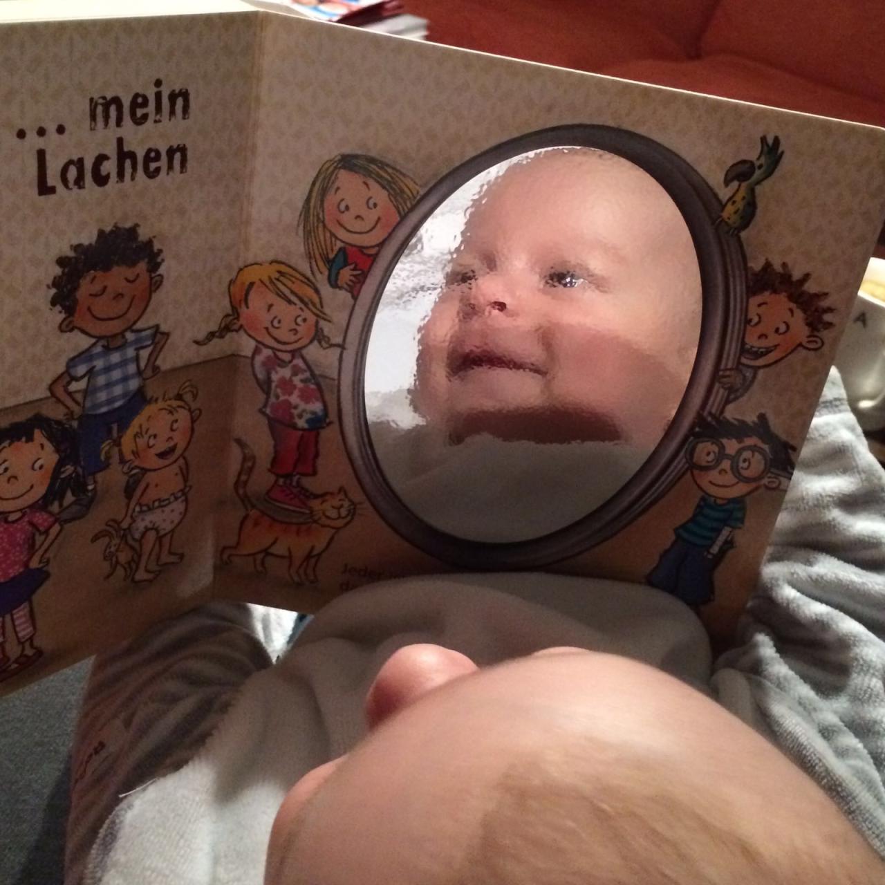 Baby mit Buch