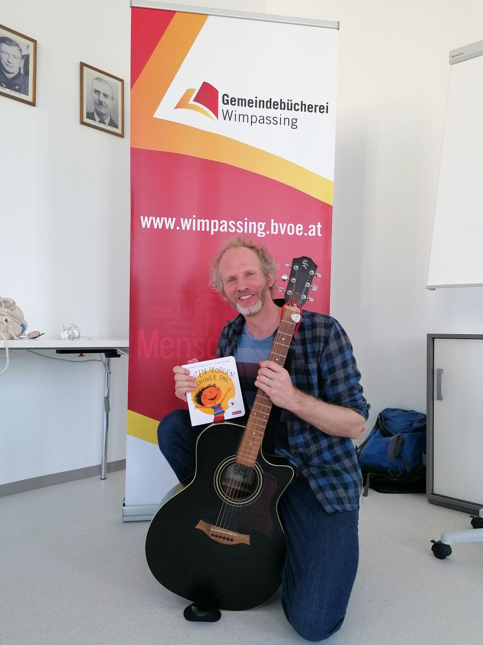 Michael Roher mit Gitarre